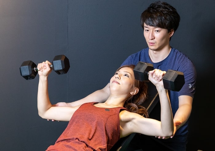 筋力トレーニングをする女性
